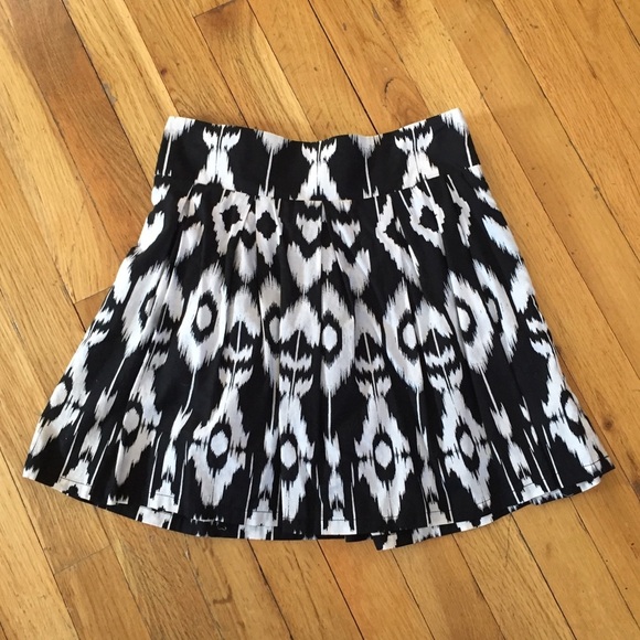 2 Forever 21 Patterned Mini Skirts Sz S/M - Picture 2 of 5